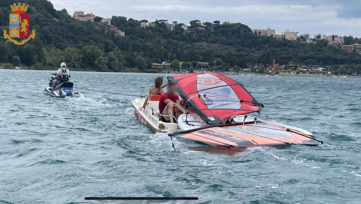 Castel Gandolfo.  3 ragazzi ed 1 ragazza con windsurf e pedalò trasportato al largo nelle acque del lago. Salvati - 