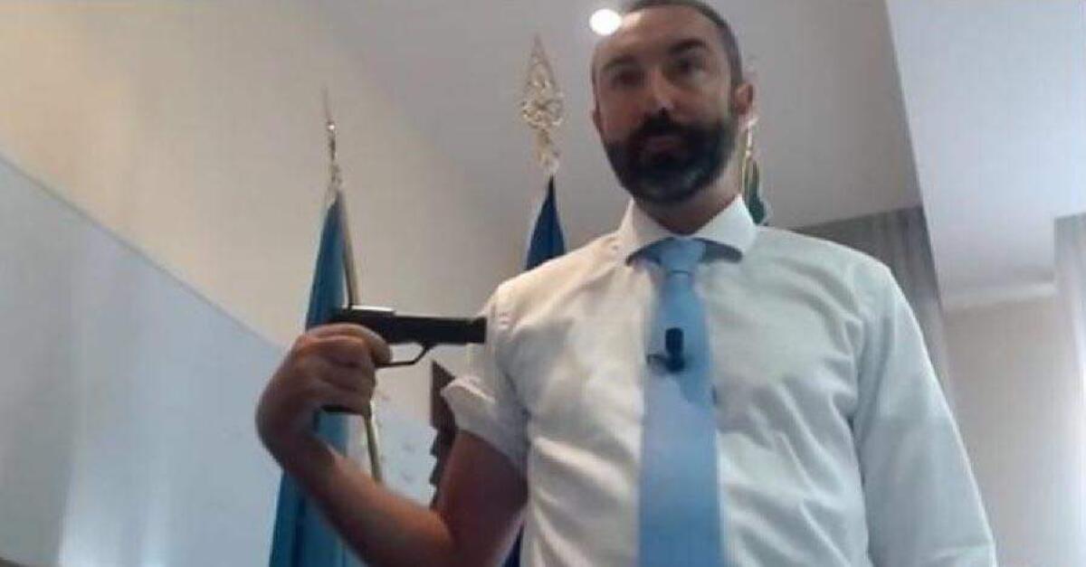 Follia in Regione Lazio: consigliere Barillari fa un video contro il vaccino e si punta una pistola al braccio - 