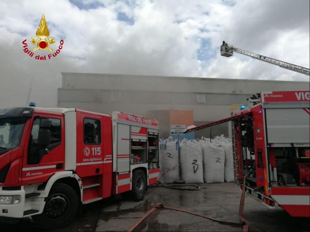 Incendio in un'azienda per il riciclaggio dei rifiuti a Latina: intervento dei vigili del fuoco FOTO - 
