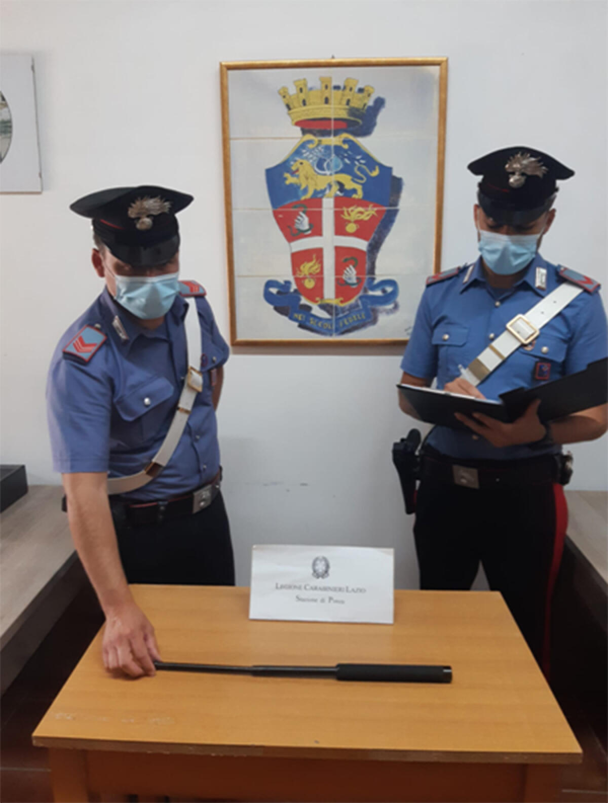 Semina il panico tra le strade affollate di Ponza e aggredisce i Carabinieri: in manette un uomo armato di sfollagente. - 