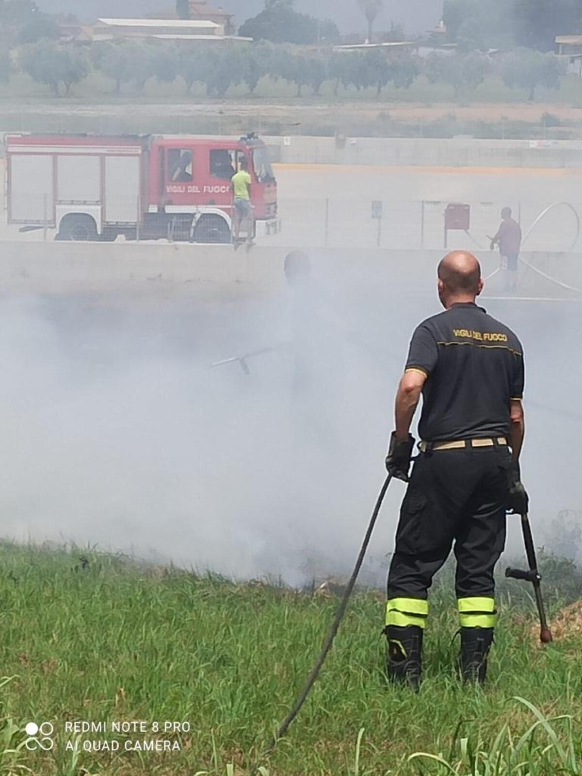 Aprilia, incendio in via Elba: fiamme vicino le case e il Tmb di Rida - 
