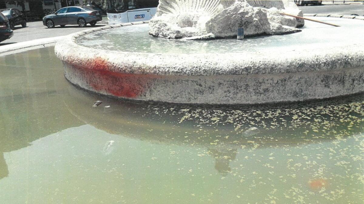 Danneggiata durante i festeggiamenti per la Nazionale la fontana di Piazza della Repubblica a Terracina.  La sindaca: “Colpa di incivili, danneggiato uno dei punti più belli della città” - 