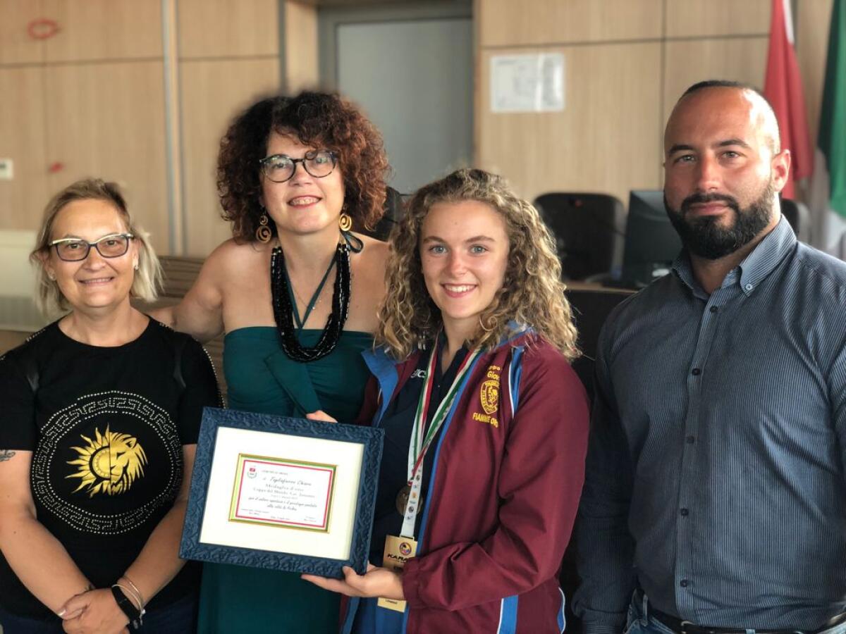 Ardea, l'amministrazione consegna una targa a Chiara Tagliaferro campionessa del mondo per la categoria “Juniores” di karate - 