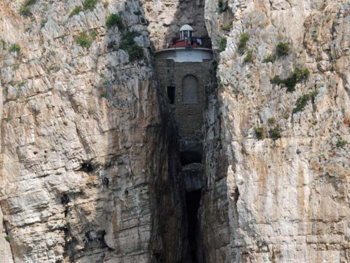 I carabinieri salvano  tre scalatori in località montagna Spaccata - 