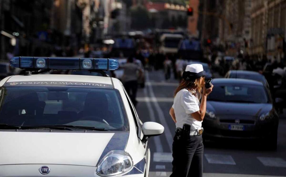 25enne tenta il suicidio, tratto in salvo dalla Polizia Locale poco prima di gettarsi nel Tevere - 