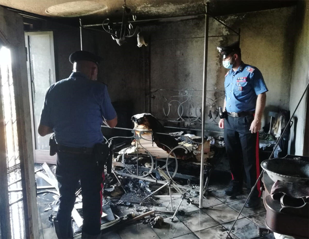 Incendio in una villa nel sud pontino: i carabinieri salvano una donna di 79 anni - 