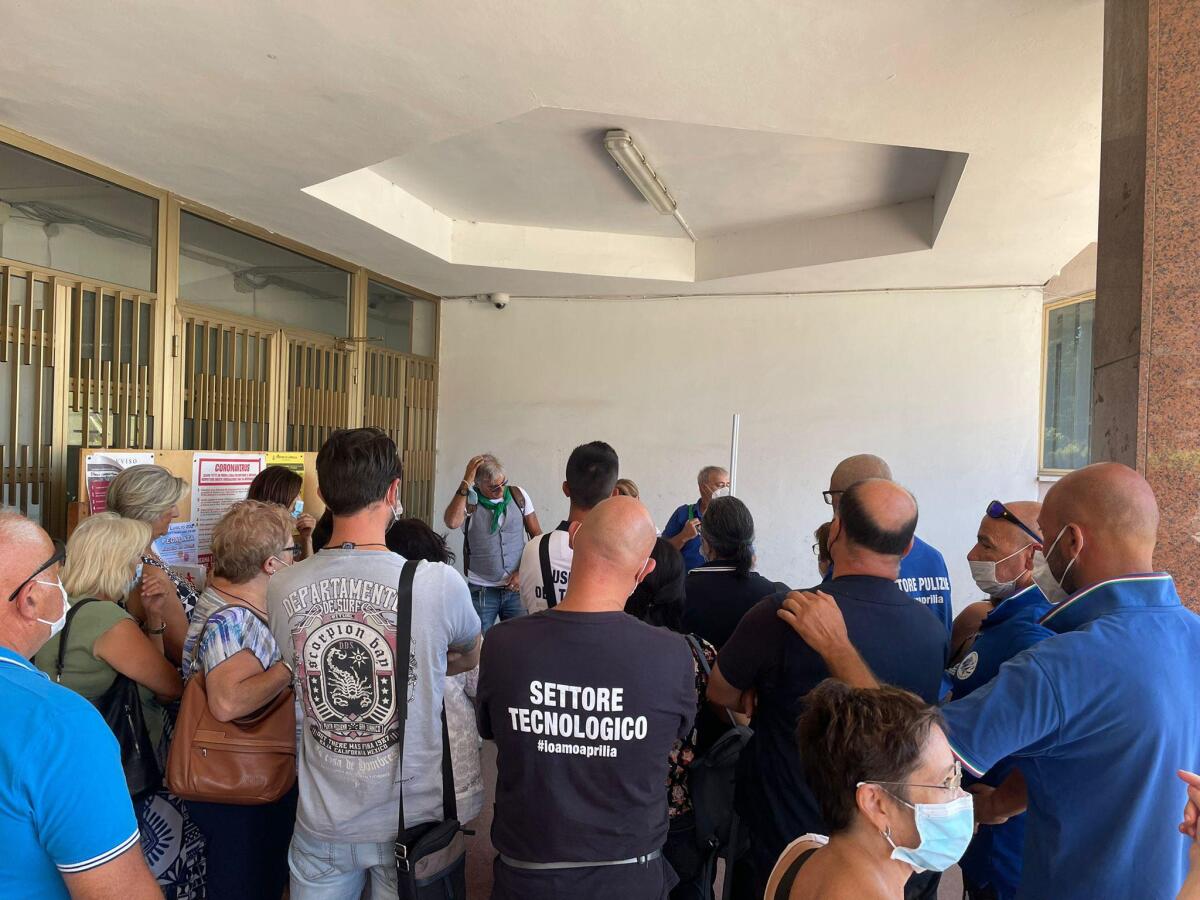Aprilia Multiservizi - Assemblea e protesta questa mattina per i dipendenti in Comune - 