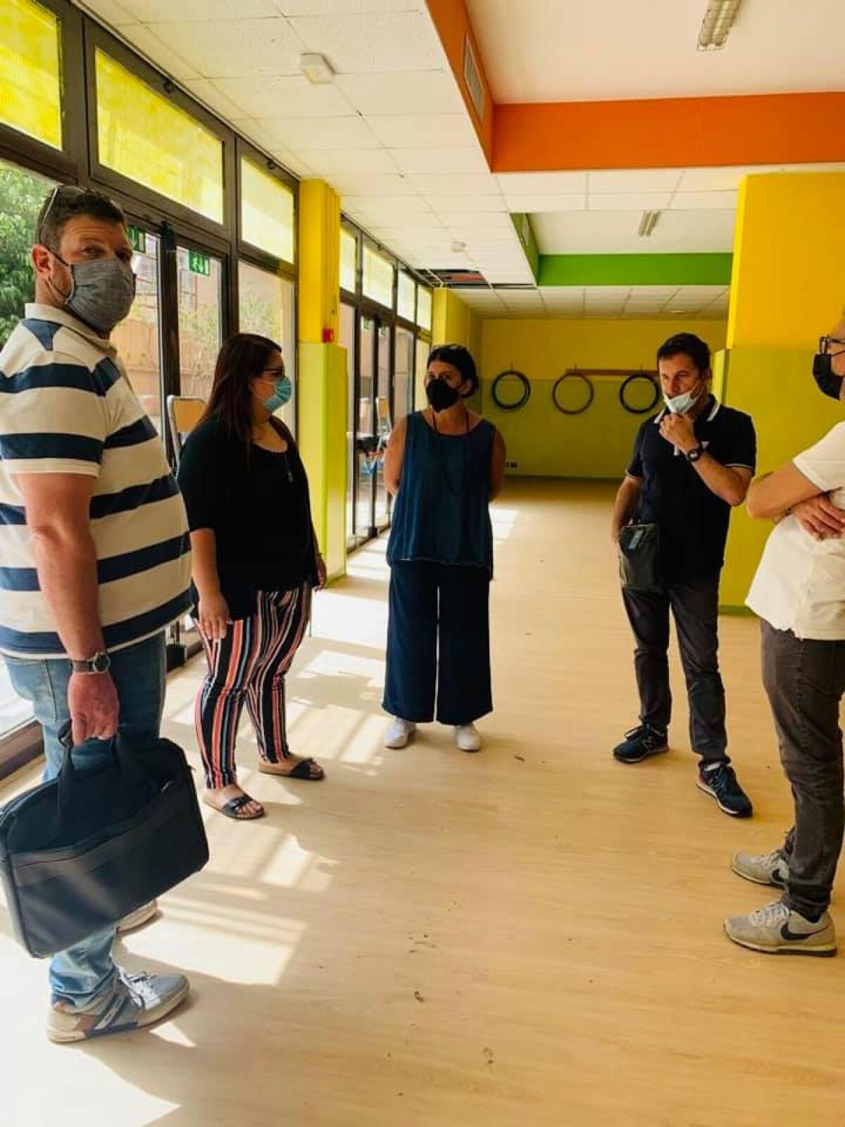 Aprilia, proseguono i lavori nelle scuole della città: sopralluogo alla Marconi - 