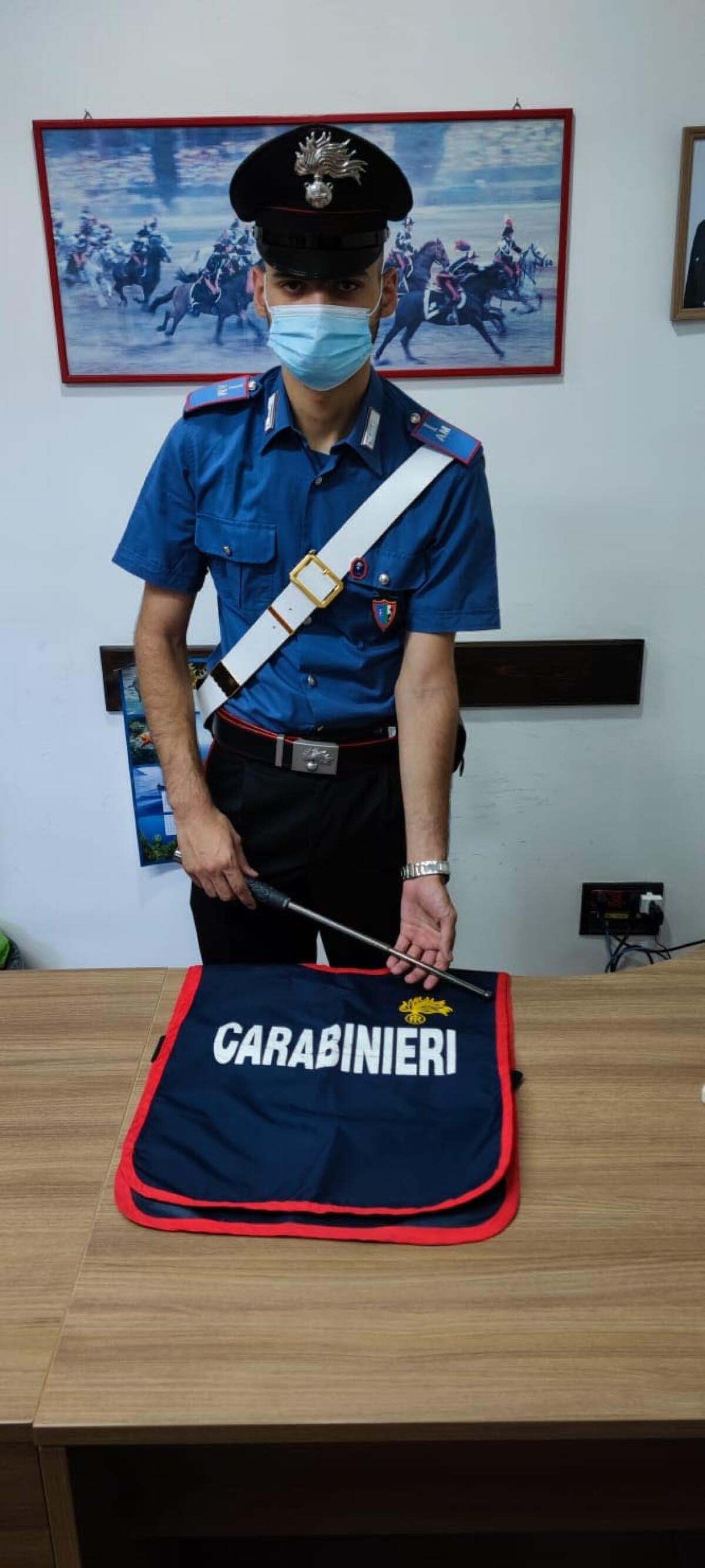 18enne sorpreso con un bastone telescopico in metallo, denunciato - 