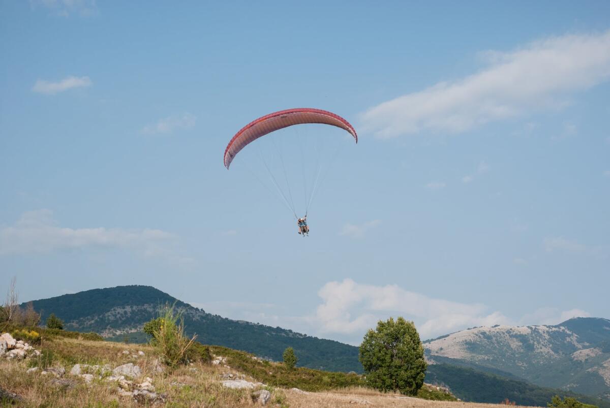 Nuove escursioni con la “Filibusta Pontina”,  dal massiccio del Gran Sasso al fiume Cavata, a Sermoneta. Da Norma voli in parapendio. - 