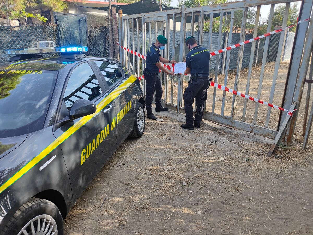 Lottizzazione abusiva nel sud pontino, a Minturno, la Guardia di Finanza sequestra 17 immobili e denuncia 25 persone campane. - 