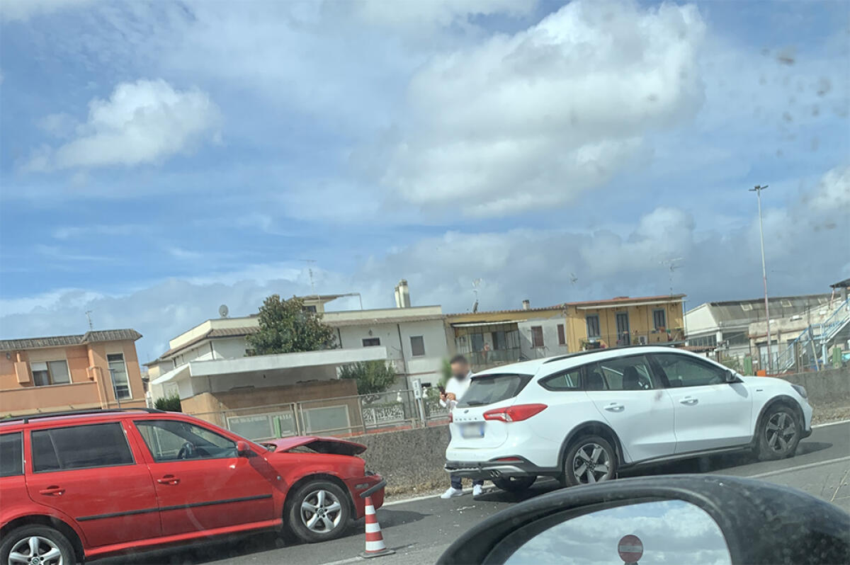 Rallentamenti sulla Pontina, in direzione Roma, per un incidente ad Aprilia. - 