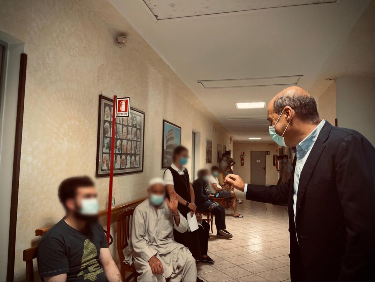 Il Presidente della Regione, Zingaretti, in visita in uno dei centri in cui sono ospiti alcuni dei 950 cittadini afghani presi in cura nel Lazio. - 