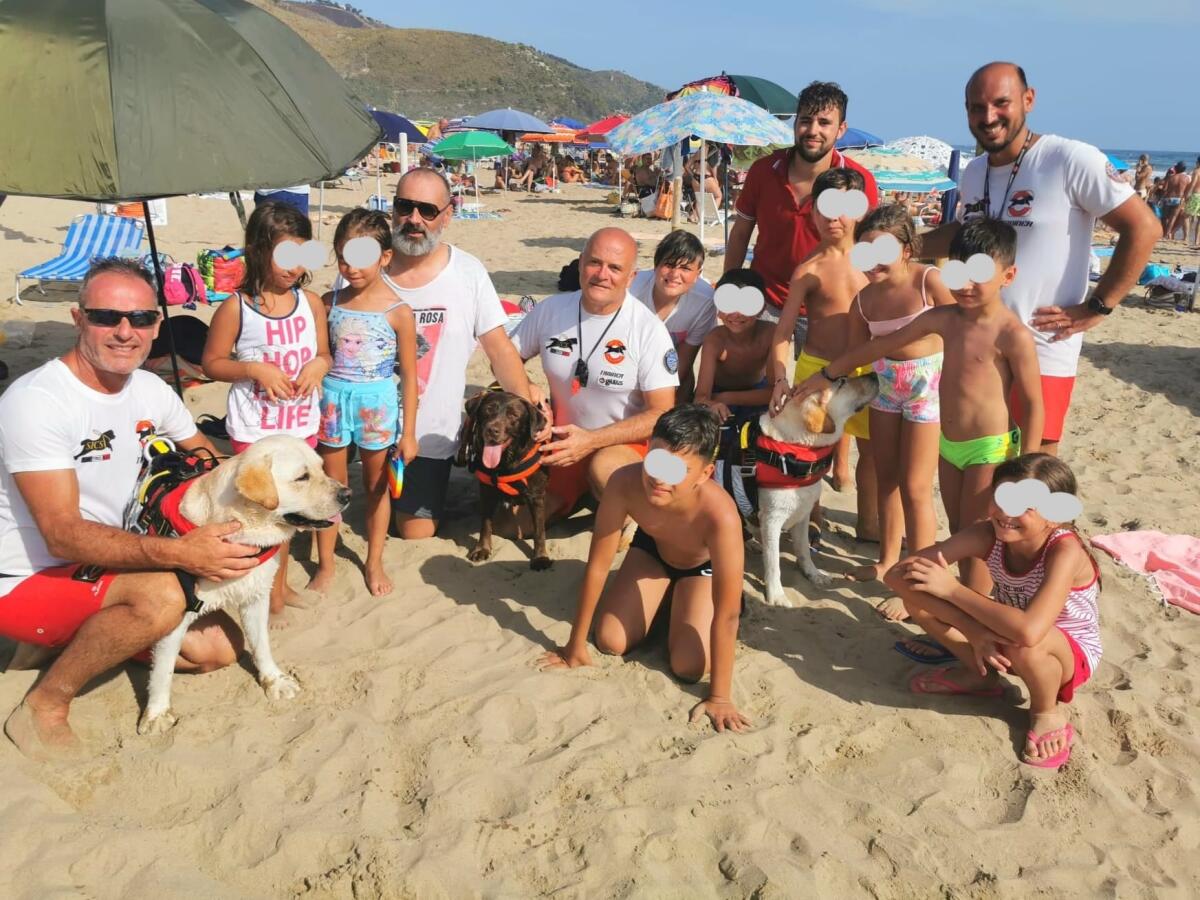Salvataggio straordinario a Sperlonga: 3 cani eroe recuperano dal mare 8 bambini e 6 adulti - 