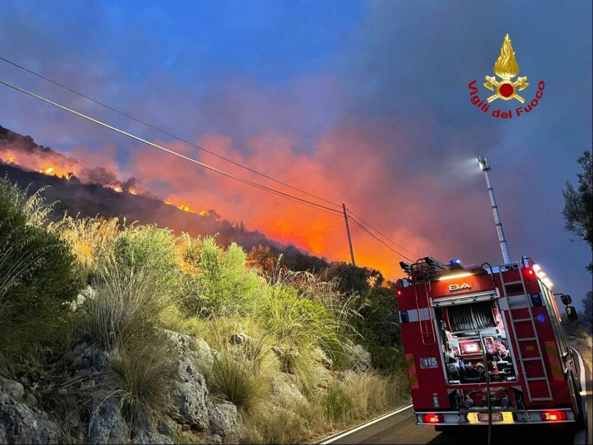Il presidente Zingaretti firma lo stato di calamità per gli incendi: dal 2 agosto eseguiti 600 interventi - 