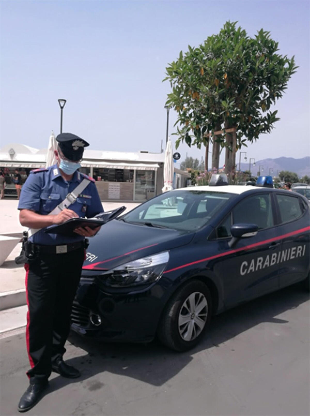 Occupano la spiaggia pubblica con ombrelloni, sedie e tavoli: 2 denunce nel sud pontino - 