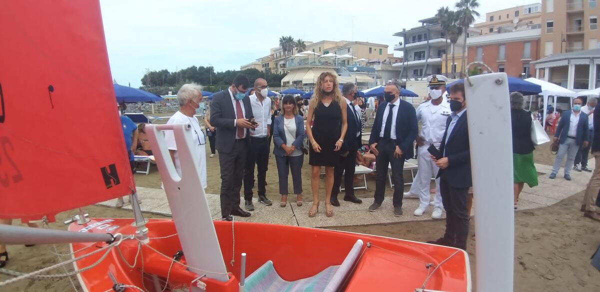 Servizio spiaggia per le persone con disabilità: la Ministra Erika Stefani in visita ad Anzio. - 