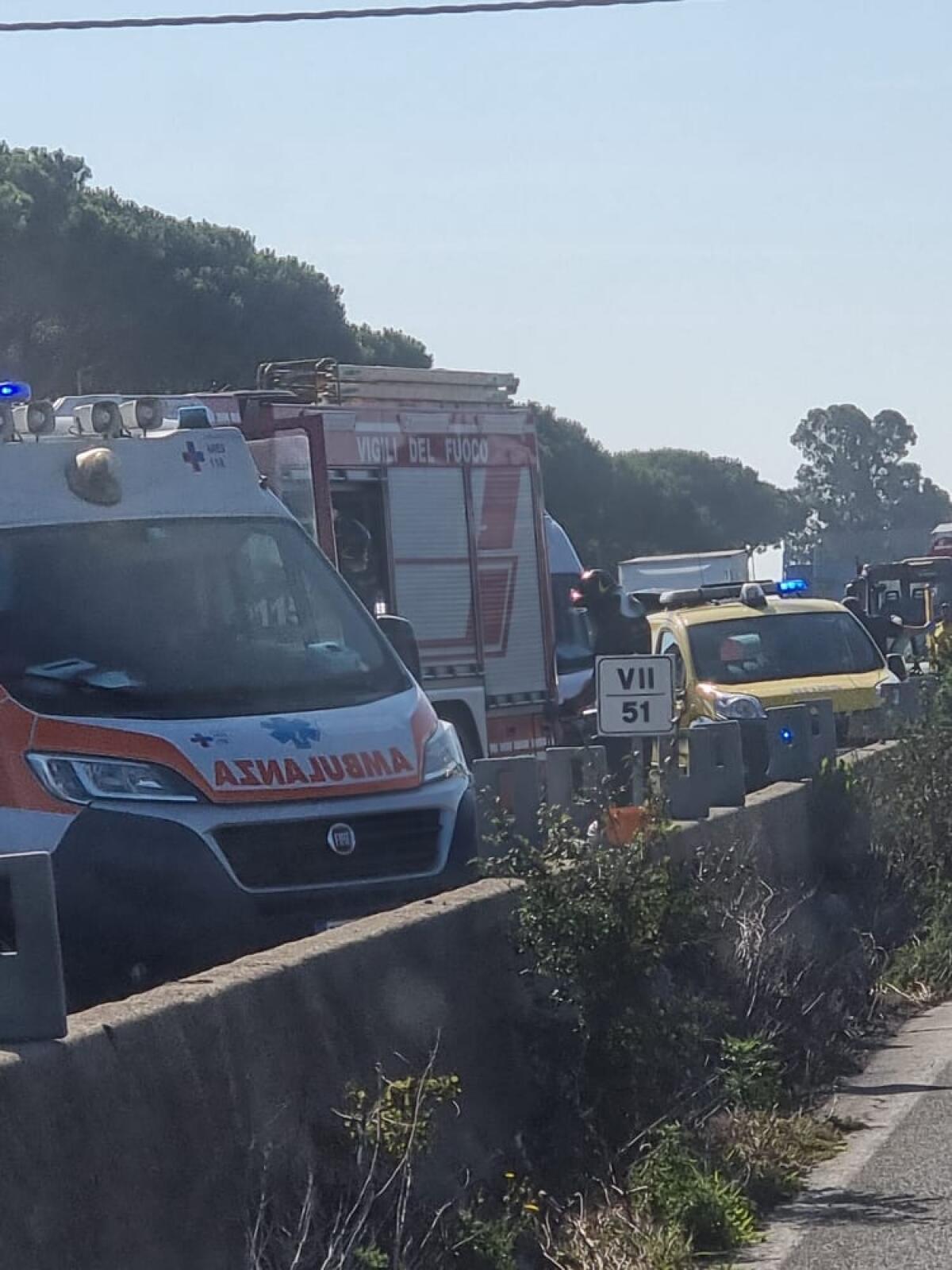 Scontro tra due auto ed un trattore sulla Pontina, a Campoverde: strada riaperta al traffico alle 10.30. - 