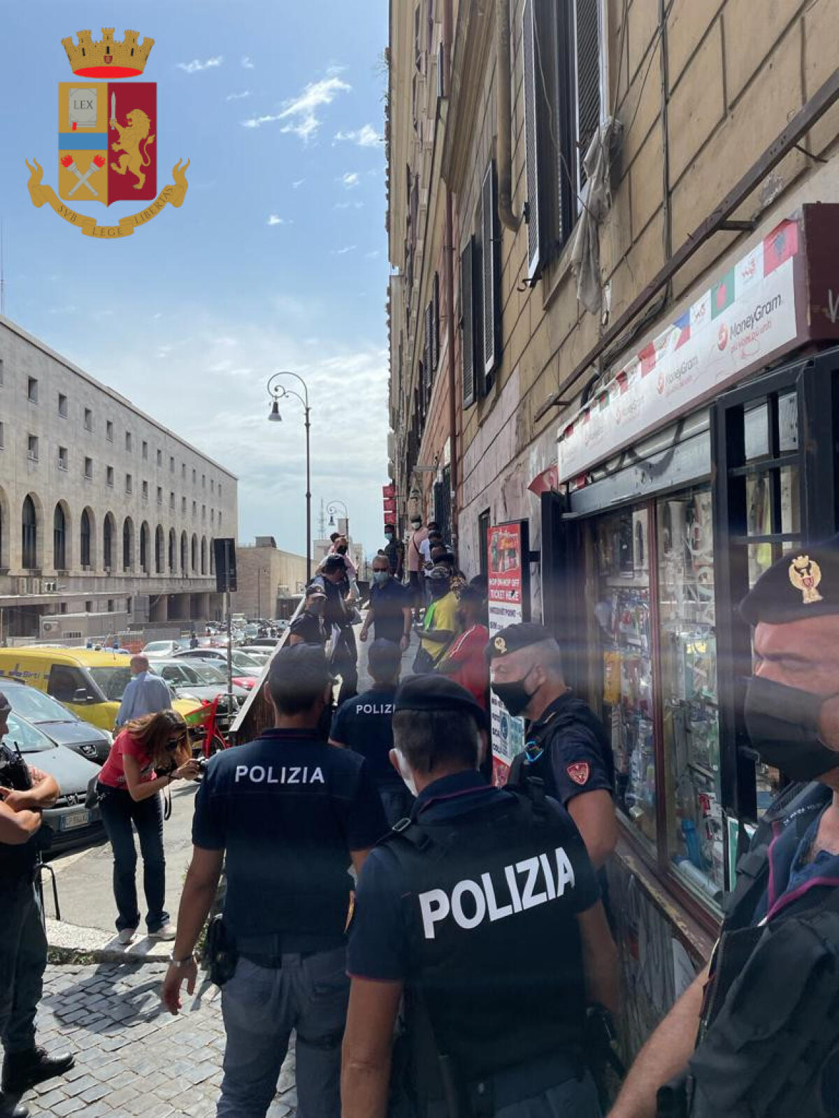 Maxi controllo interforze nell’area della stazione Termini, a Roma: un arresto, 18 denunce, 4 locali chiusi, 5 licenze sospese. - 