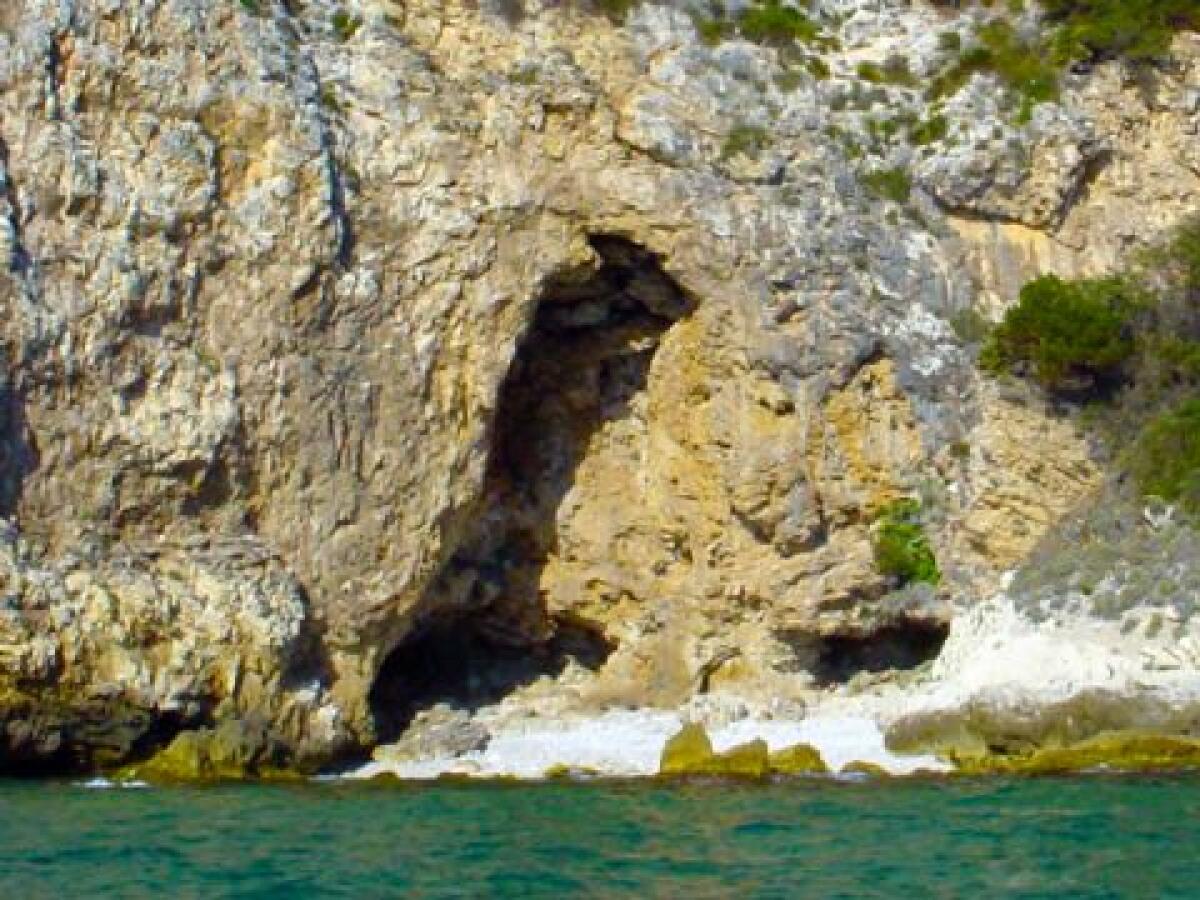 Famiglia in canoa resta bloccata nella Grotta dei Prigionieri al Circeo, salvata dalla Guardia Costiera - 