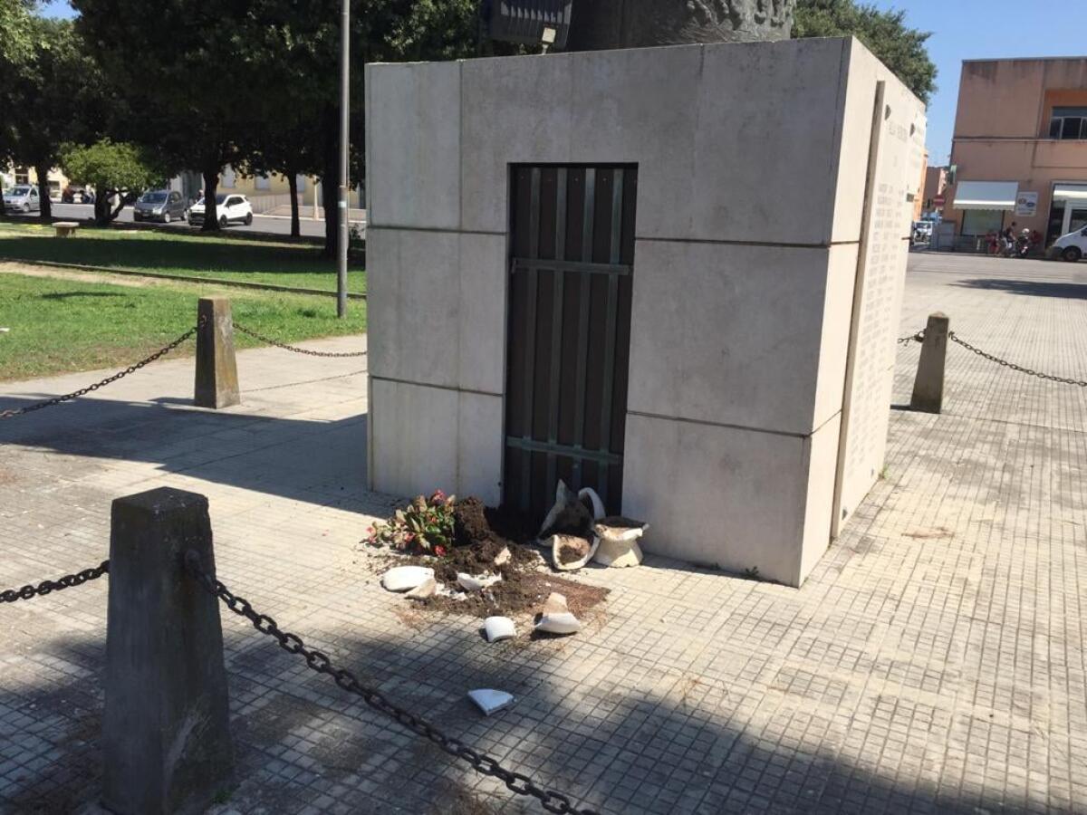 Fioriere distrutte al Parco Medaglie d'Oro a Sabaudia, il sindaco: "Basta inciviltà, troveremo i responsabili" - 