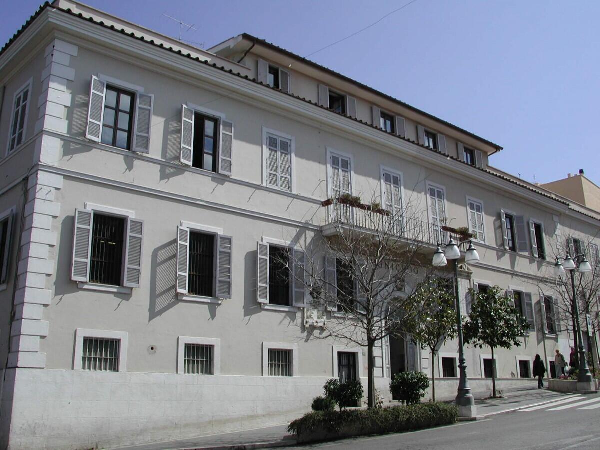 Tensioni in Comune a Lanuvio: un uomo minaccia di lanciarsi dal terzo piano - 