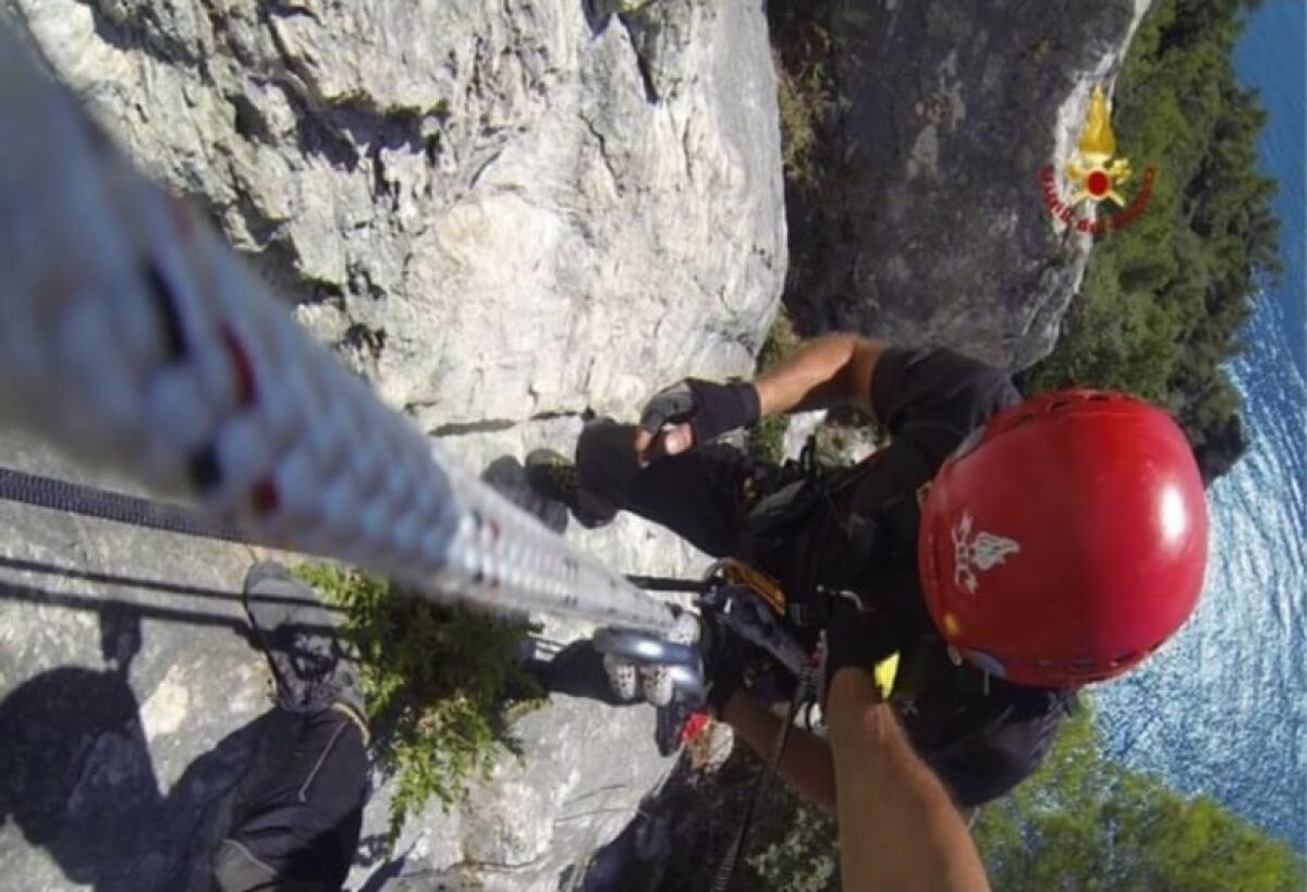 In difficoltà sulla parete rocciosa di Cala Parata, a Ponza: giovane soccorso dai Vigili del Fuoco. - 