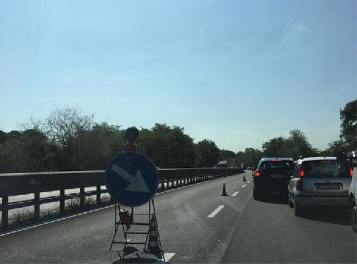 Lavori oggi sulla Pontina, all’altezza di Spinaceto. Code verso Roma. - 