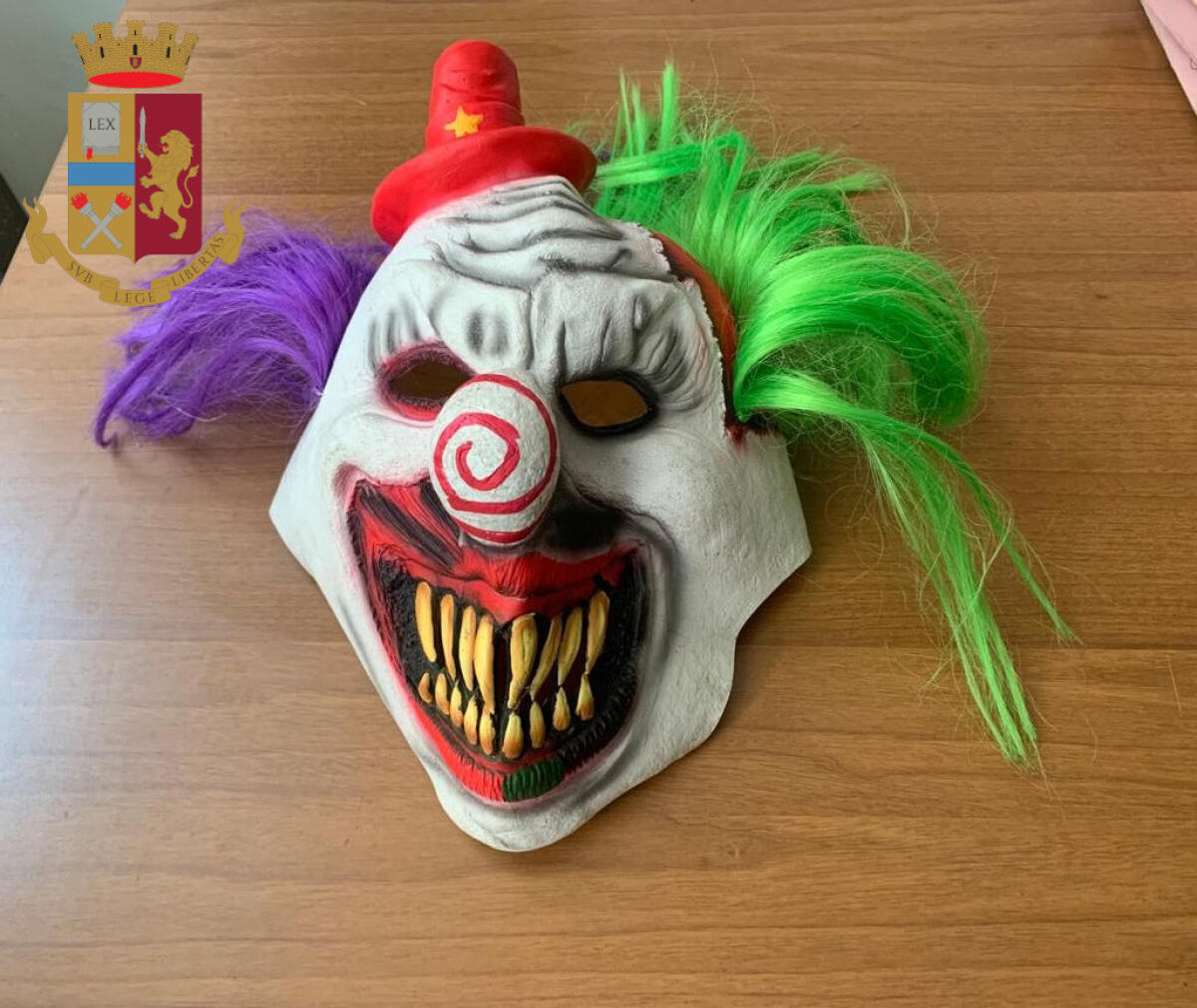 Rapina una donna in casa con una maschera da clown e poi tenta di estorcerle denaro: in arresto - 