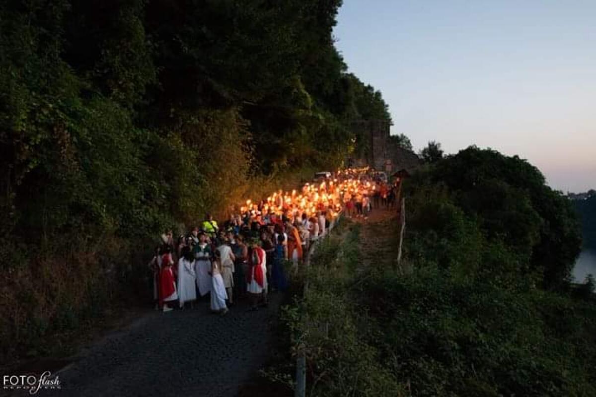 Questo venerdì ai Castelli Romani magica fiaccolata sotto le stelle cadenti a picco sul Lago di Nemi. FOTO - 