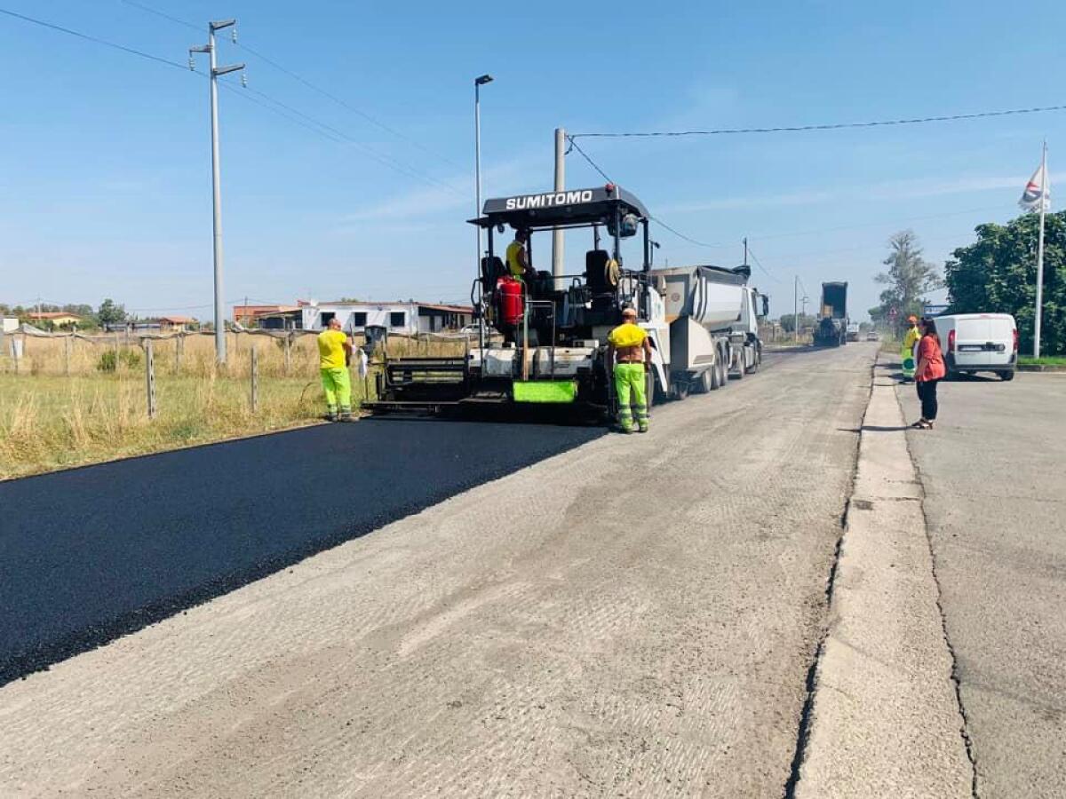 Proseguono i lavori di Astral sulle strade di Aprilia, in questi giorni si lavora in via Selciatella - 