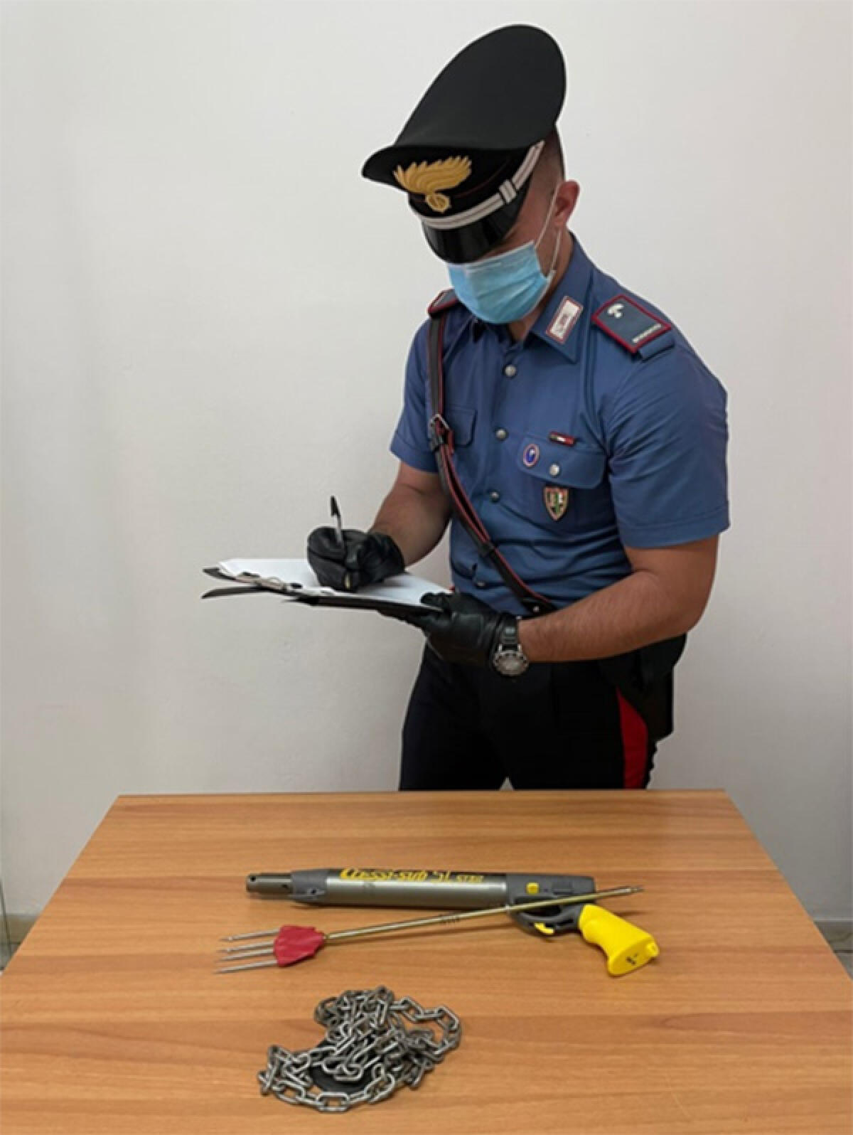 Scatta la lite e arrivano i carabinieri, sequestrati un fucile da sub e una catena - 