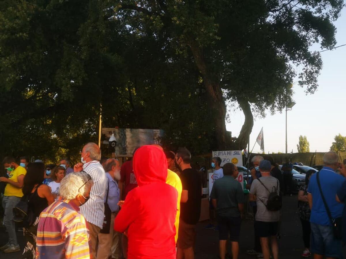 Tensioni davanti la discarica di Albano, arrivano i primi camion da Roma i cittadini protestano FOTO - 