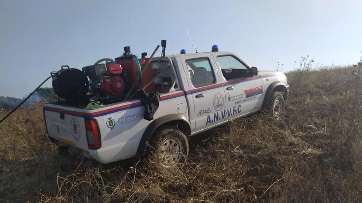 Fiamme nei pressi della Crik Crok di Pomezia devastano terreno di 10 ettari - 
