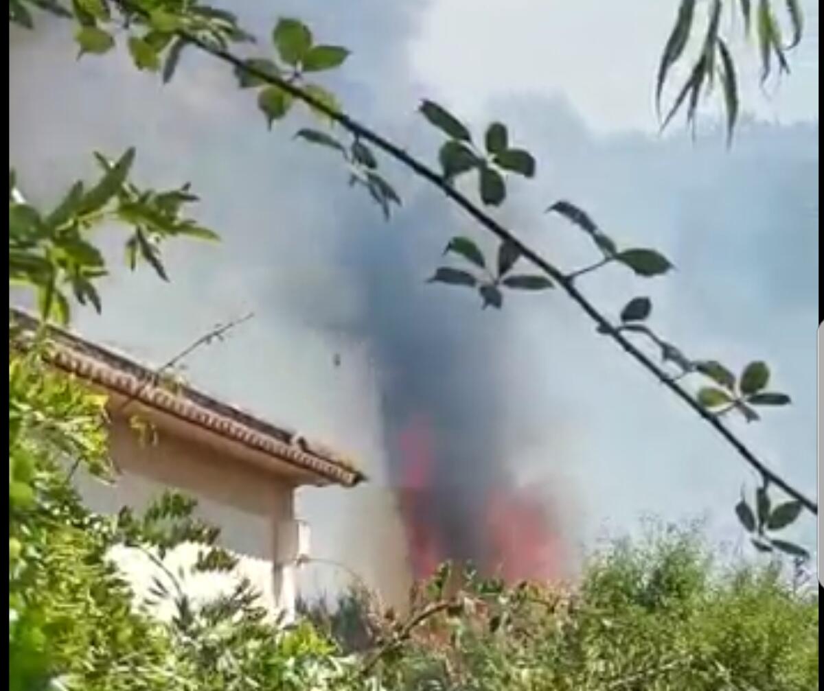 Vasto incendio a Nettuno in zona Foglino-Le Grugnole. Chiusa al traffico la via Acciarella. - 
