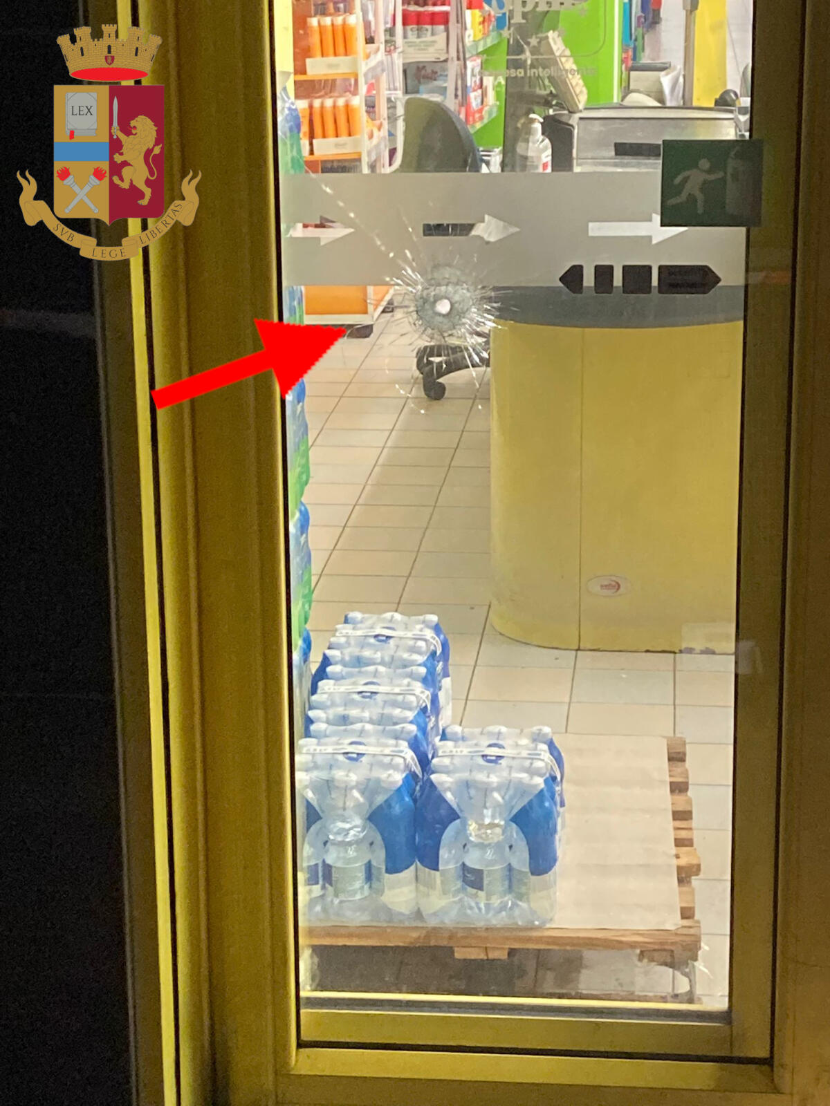 Spara ad una guardia giurata in servizio in un supermercato, 57enne in arresto - 