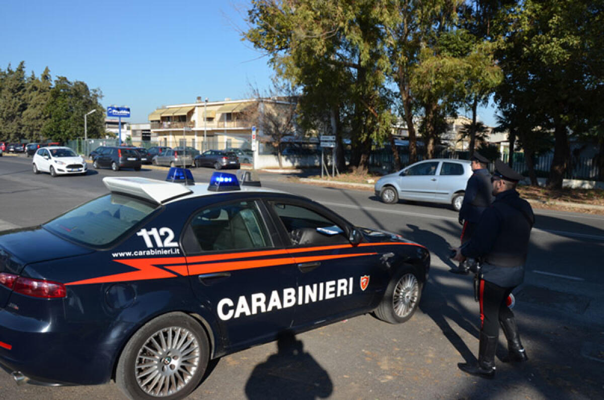 Tenta di rubare un'auto, ma viene sorpreso dal proprietario che urla e chiede aiuto: arrestato dai carabinieri di Latina - 