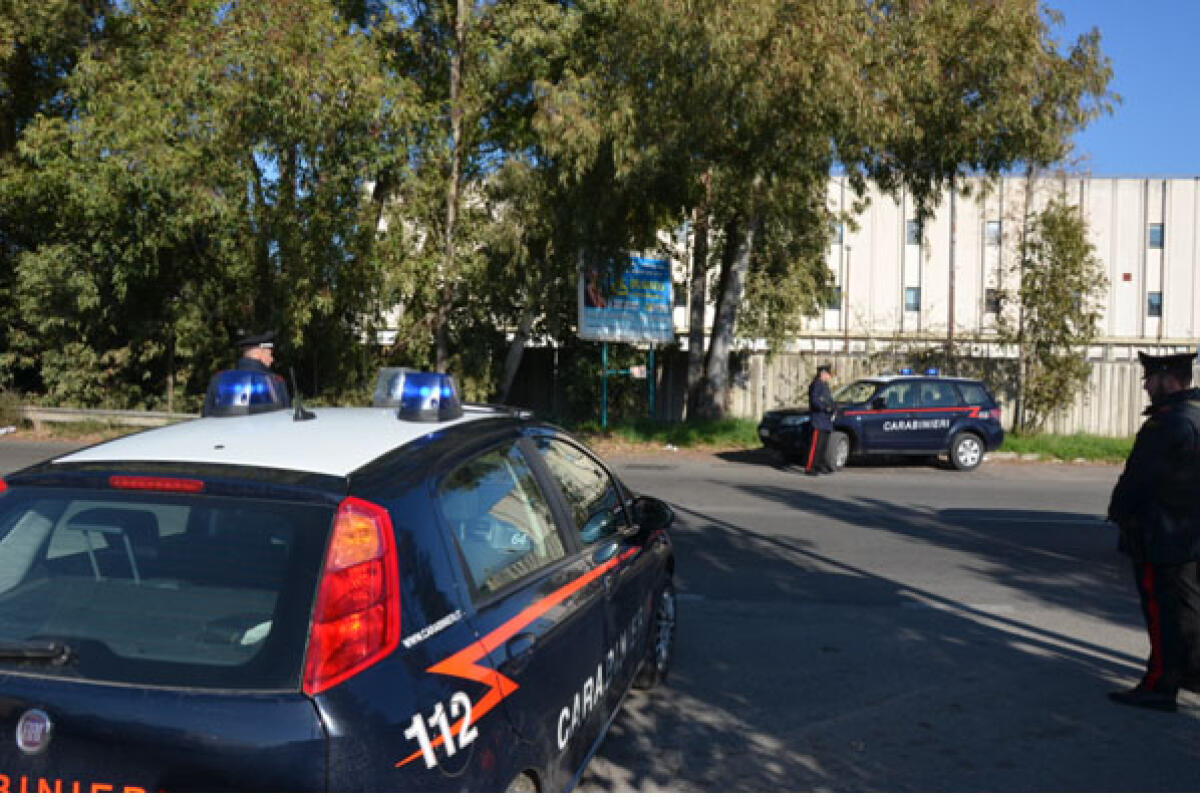 Alla vista dei militari che lo fermano per un controllo abbandona la figlia minore in auto, denunciato - 