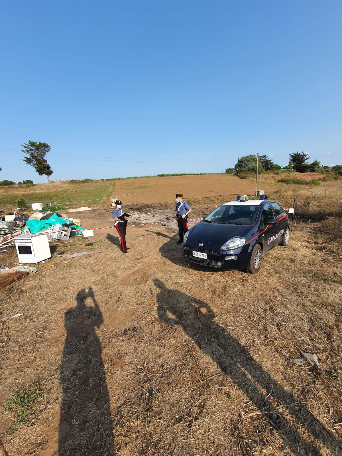 Accatastano rifiuti con una ruspa e gli danno fuoco: denunciati tre uomini residenti ad Anzio - 
