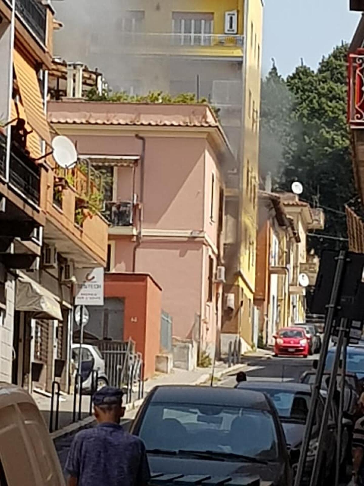 Incendio in un appartamento a Genzano, ferito un uomo di 78 anni - 