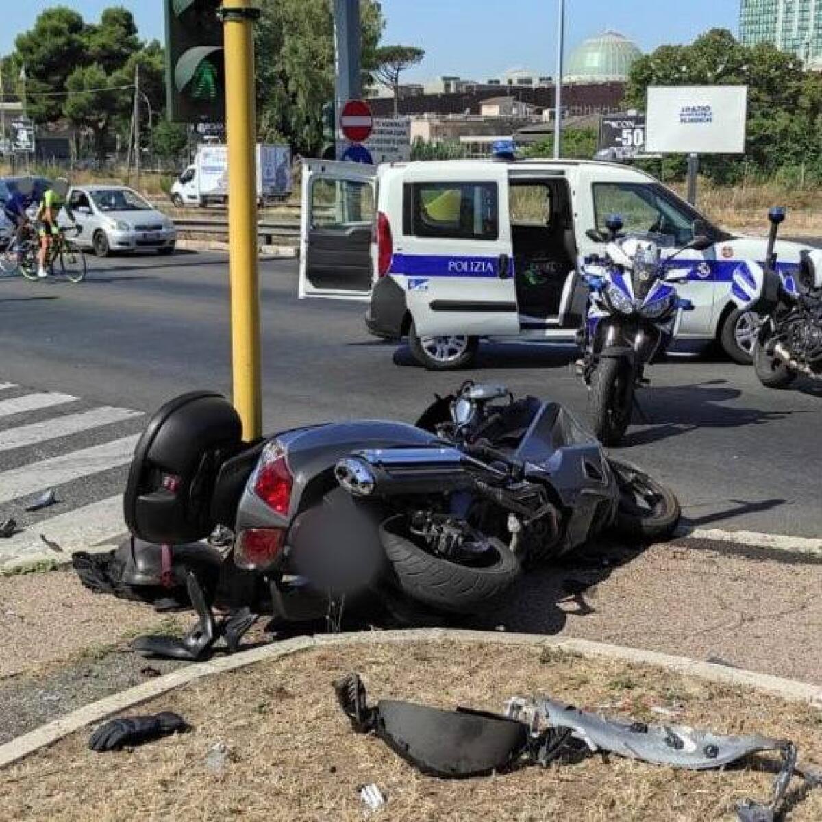 Brutto incidente all’Eur, a Roma: un agente della Polizia Locale soccorre il motociclista ferito. - 