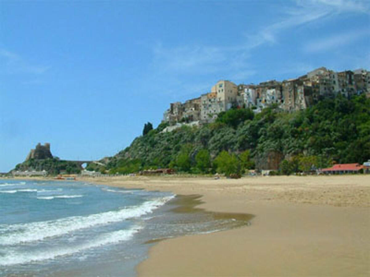 Controlli sul litorale di Terracina: portati via ombrelloni e lettini lasciati per occupare il posto - 