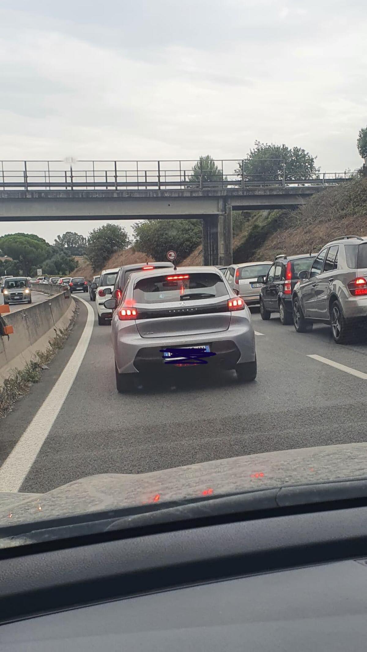 Pontina, disagi a Casalazzara e veicolo in fiamme a Torrino - 