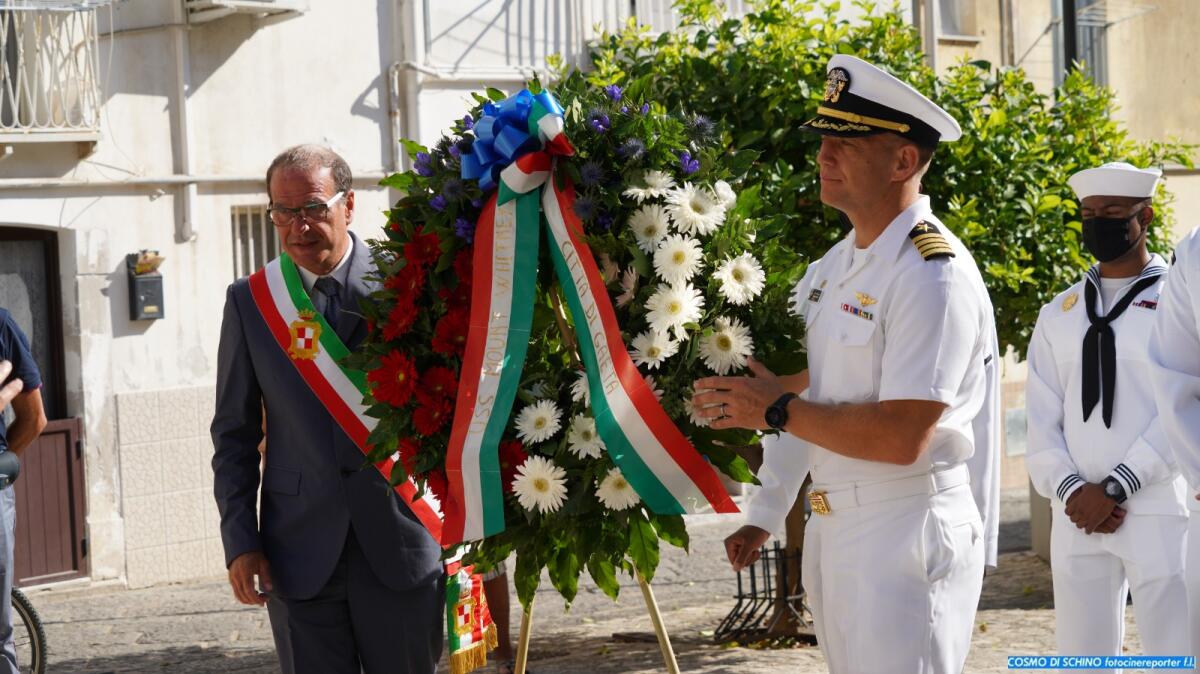 GAETA - Americani ed italiani commemorano il Cappellano della Marina degli USA Vincent Capodanno. - 