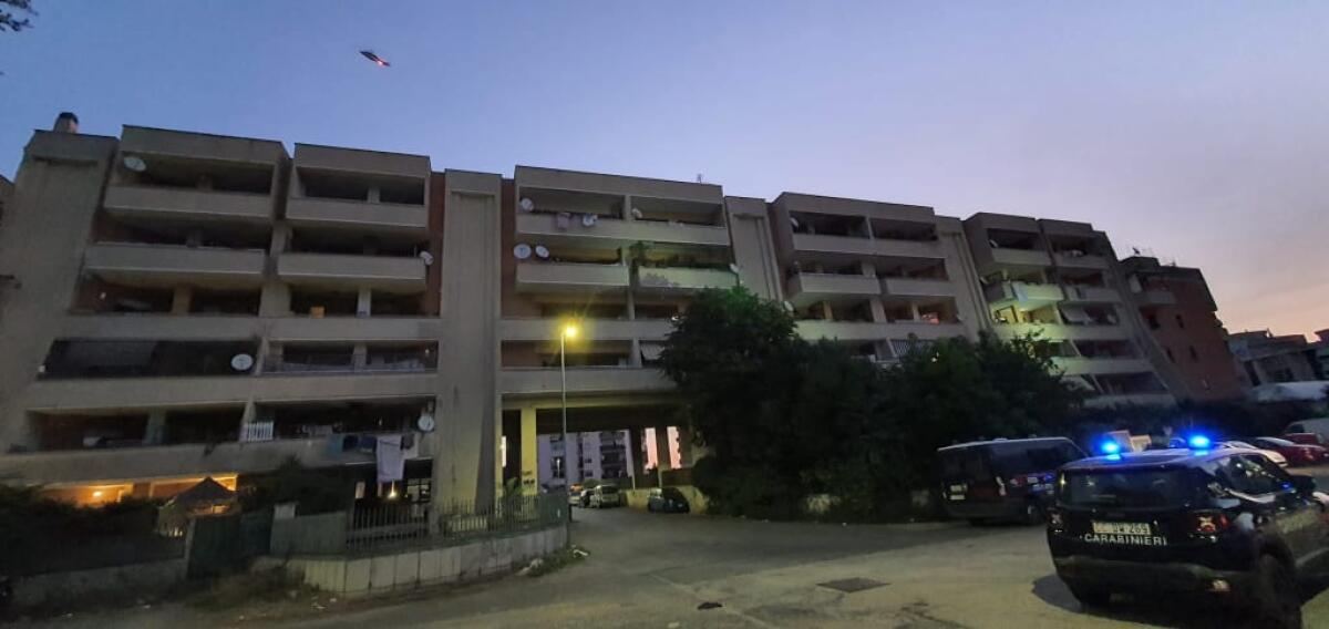 Maxi blitz dei Carabinieri di Anzio alla palazzina di Corso Italia, 54: droga ed armi sotto sequestro. Due spacciatori, un uomo ed una donna, in manette. - 