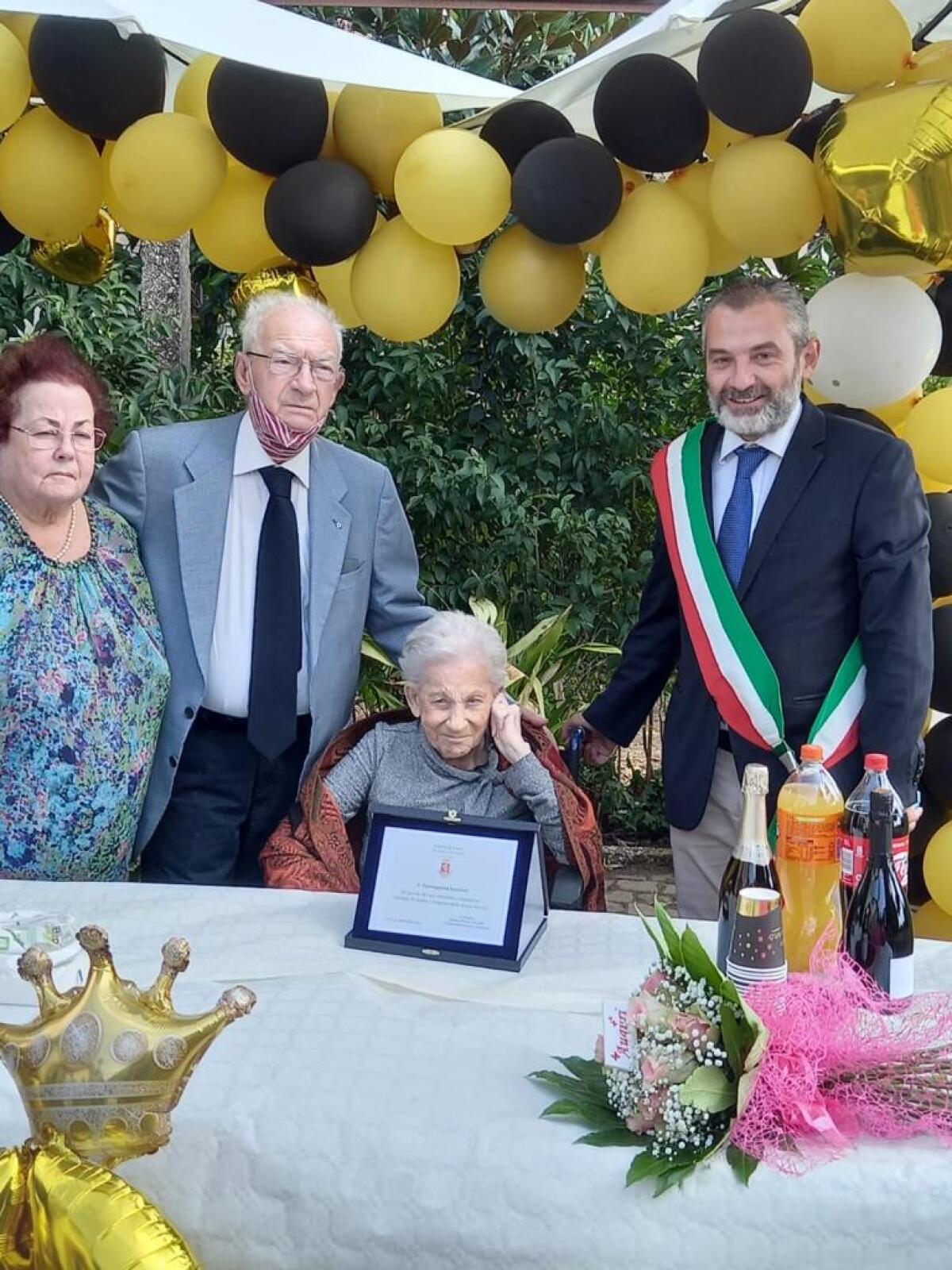 Cento candeline per Pina Leonori: l'omaggio dell'amministrazione comunale di Cori FOTO - 