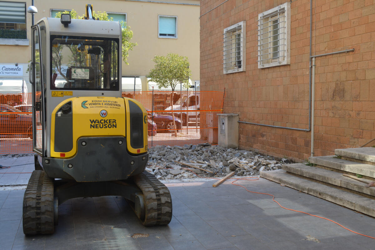 Lavori di riqualificazione ed abbattimento delle barriere architettoniche in Piazza Indipendenza e in largo Catone, a Pomezia. - 