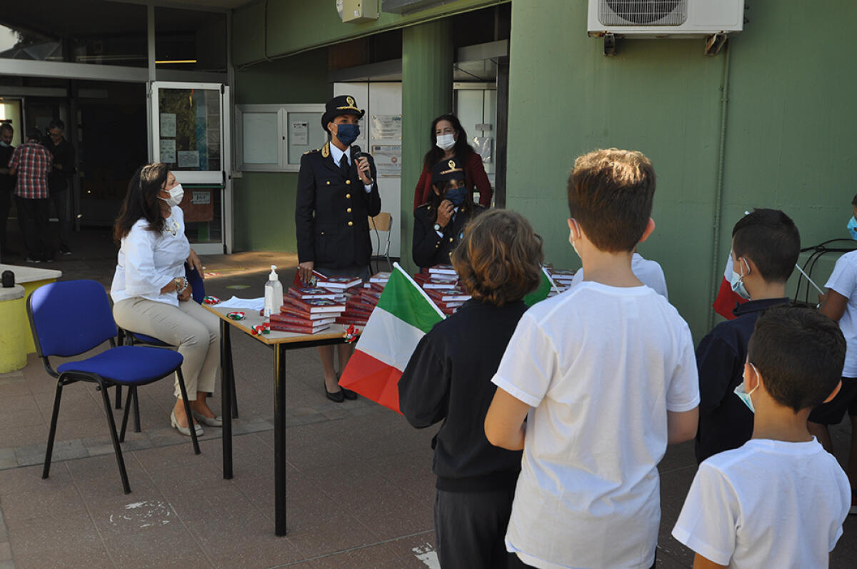 La Questura di Latina consegna agli studenti degli Istituti Comprensivi Provinciali l’agenda scolastica “Il Mio Diario”. - 
