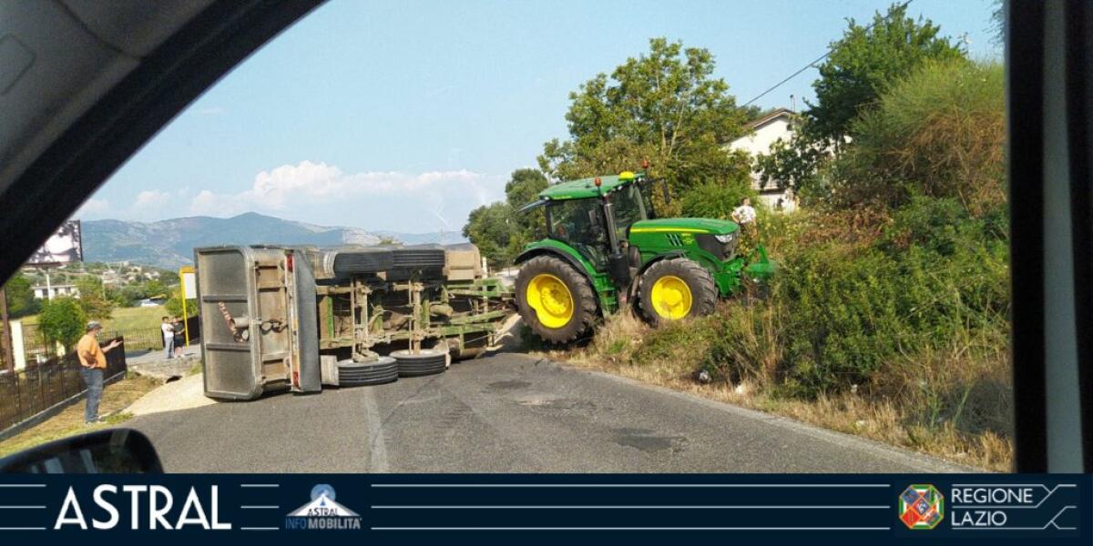 Il rimorchio di un trattore si ribalta in  strada, sulla 156 dei Monti Lepini,  a Sezze. Disagi al traffico. - 
