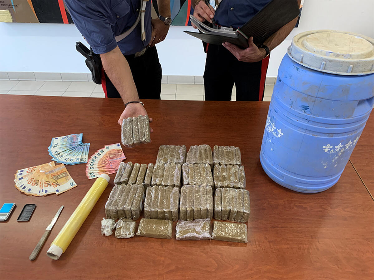 Oltre 6 chili di hashish nascosti in un bidone in giardino, i carabinieri di Aprilia arrestano 2 uomini FOTO - 